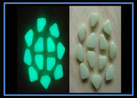 Piedra luminescente /Glow del adoquín del esmalte en el guijarro oscuro