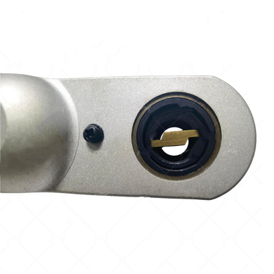 Un lado del penumático de la punta de la cómoda utilizando aire comprimido para rectificar las puntas de electrodos