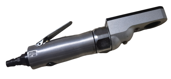 Un lado del penumático de la punta de la cómoda utilizando aire comprimido para rectificar las puntas de electrodos