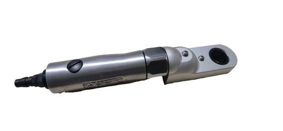Un lado del penumático de la punta de la cómoda utilizando aire comprimido para rectificar las puntas de electrodos
