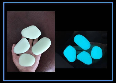 Piedras luminescentes que brillan intensamente en la oscuridad