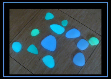 Piedras luminescentes que brillan intensamente en la oscuridad
