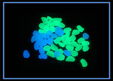 Piedra luminescente /Glow del adoquín del esmalte en el guijarro oscuro