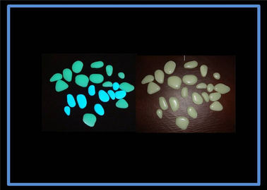 Piedra luminescente /Glow del adoquín del esmalte en el guijarro oscuro