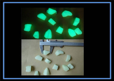 La decoración de piedra que brilla intensamente, cultiva un huerto las piedras luminosas, piedra ligera al aire libre