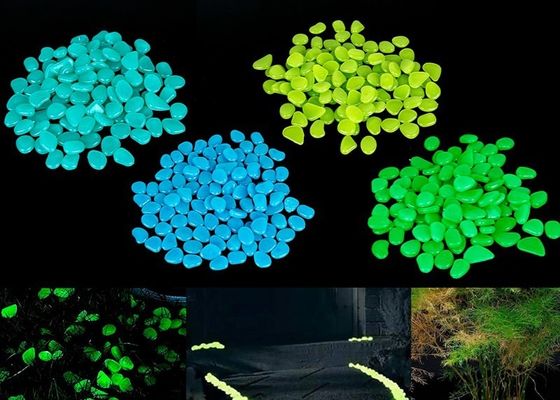 Guijarros luminescentes que brillan intensamente plásticos de los pavimentos concretos