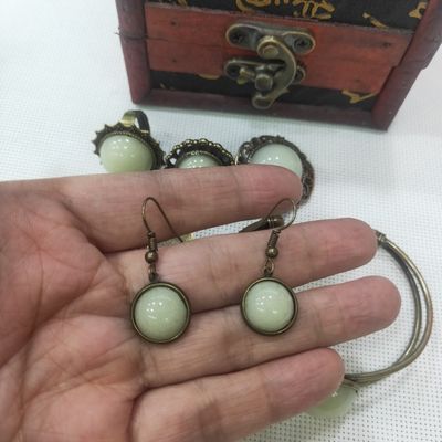 El resplandor en la joyería oscura de la resina fijó con el modelo de la moda