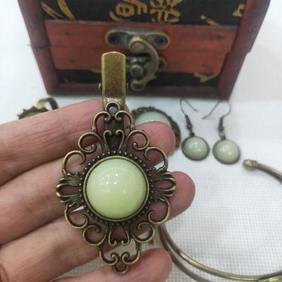 El resplandor en la joyería oscura de la resina fijó con el modelo de la moda