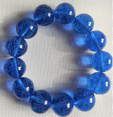 Resplandor en las cadenas de cristal oscuras de la mano de diversos colores