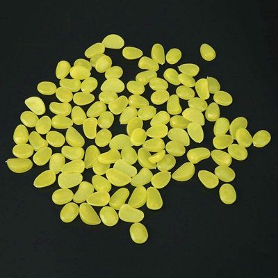 Superficie luminosa del cuarzo de los guijarros del jardín del acuario decorativo amarillo